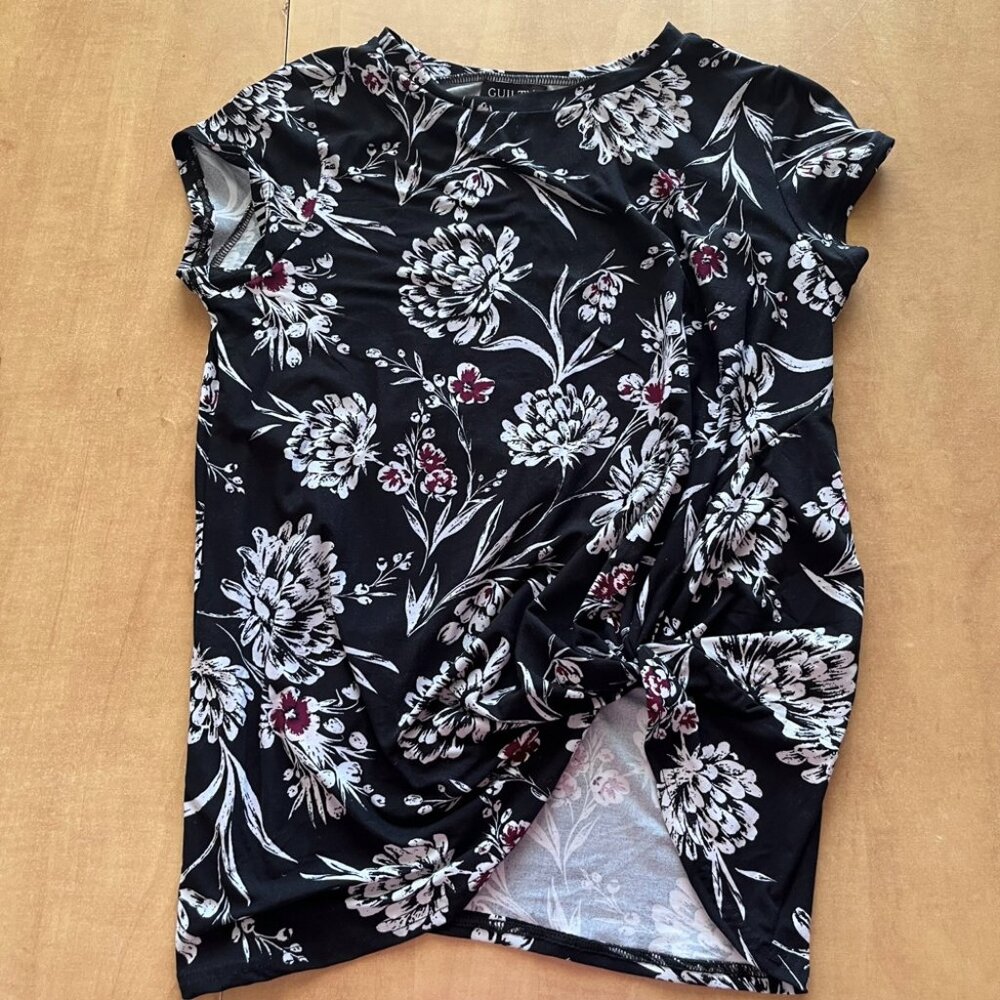 Chic Black Floral Short Sleeve Top